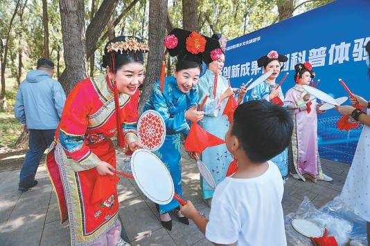 昨天上午，“奮進新征程 建功新時代”2023年懷柔區(qū)第十八屆京韻滿鄉(xiāng)文化旅游節(jié)正式開幕，豐富多彩的文化演出吸引大批游客來此體驗別具特色的滿族文化。本報記者 甘南攝