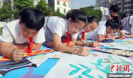 圖為學(xué)生們用手中畫筆在進行創(chuàng)作。 興業(yè)縣融媒體中心供圖