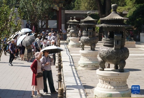 6月22日，游人在北京頤和園參觀游覽。新華社記者 任超 攝