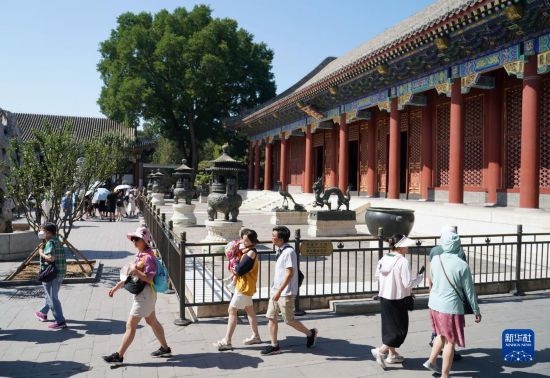 6月22日，游人在北京頤和園參觀游覽。新華社記者 任超 攝