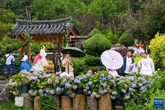 6月22日，游客在位于吉林省延邊朝鮮族自治州延吉市的中國(guó)朝鮮族民俗園游覽。新華社記者 顏麟蘊(yùn) 攝