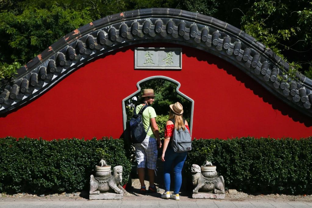 在比利時布呂熱萊特市，游客參觀天堂動物園的中國園。