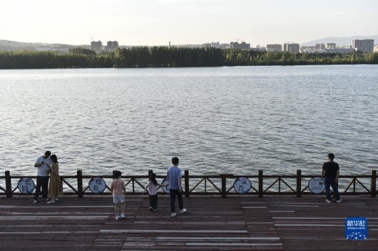 6月23日，游人在三門(mén)峽市黃河公園內(nèi)休閑。