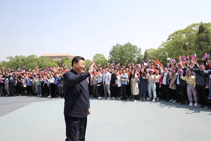 2021年4月19日，在清華大學建校110周年校慶日即將來臨之際，習近平來到清華大學考察。圖為習近平離開學校時，同師生們揮手致意。新華社記者 鞠鵬 攝