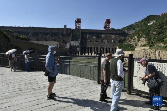 6月23日，游人在黃河三門(mén)峽大壩風(fēng)景區(qū)內(nèi)游覽。