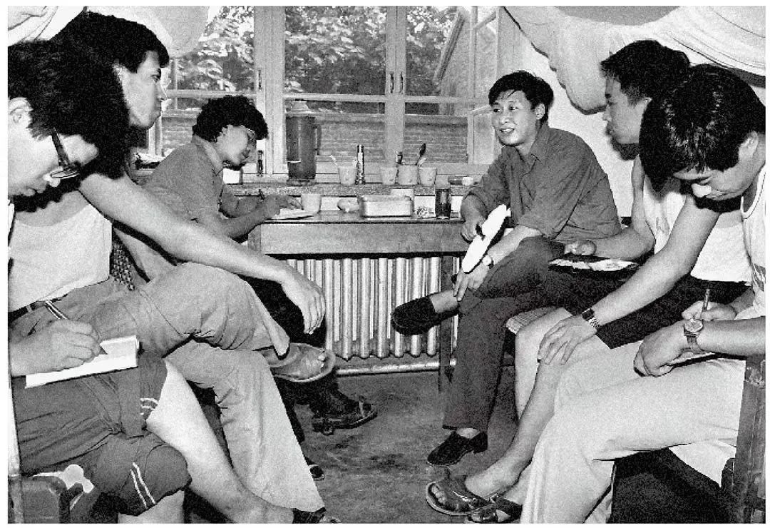 1984年7月29日，習近平與中國人民大學暑期社會實踐團成員在正定縣政府招待所宿舍座談。（圖源：《習近平與大學生朋友們》）