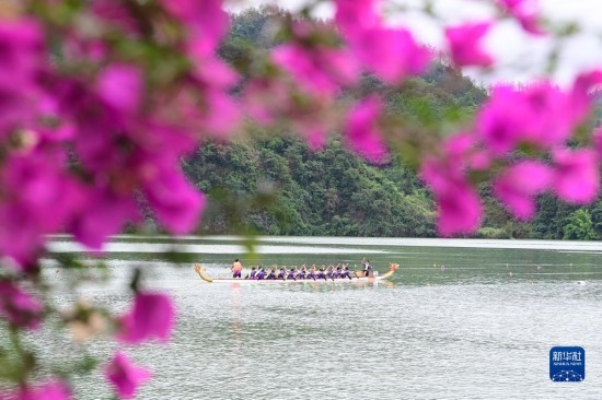 6月22日，重慶市酉陽土家族苗族自治縣酉水河鎮(zhèn)河灣村，參賽選手進行龍舟比賽。
