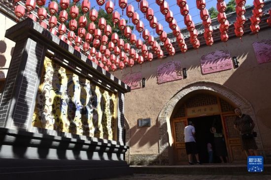 6月23日，游人在三門(mén)峽市陜州地坑院景區(qū)內(nèi)游覽。
