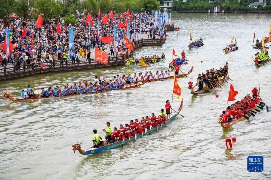 6月23日，在貴州省黔東南苗族侗族自治州施秉縣舉行的獨木龍舟節(jié)上，獨木龍舟進行水上巡游。