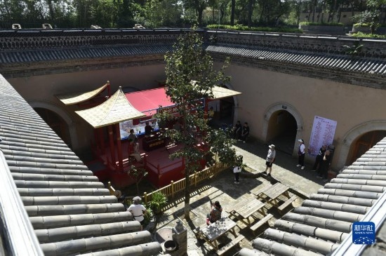 6月23日，游人在三門(mén)峽市陜州地坑院景區(qū)內(nèi)游覽。