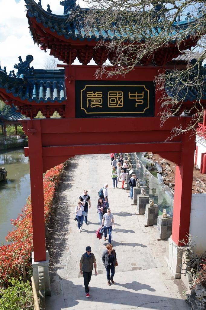 在比利時天堂動物園的中國園，游客從牌樓下走過。
