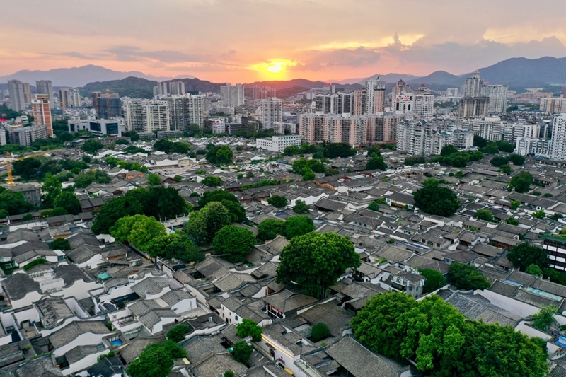 2021年7月10日，夕陽映照下的福州三坊七巷文化歷史街區(qū)。
