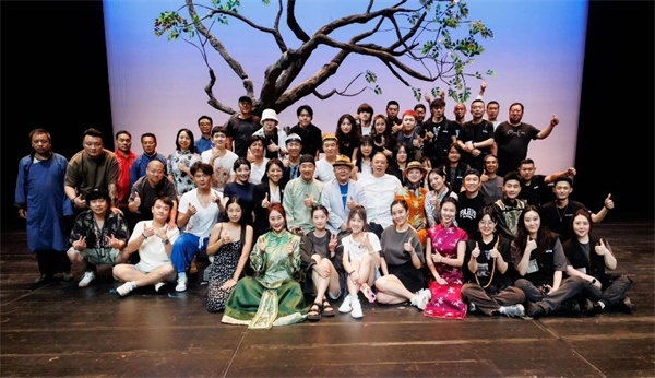 《斷金》百場演職人員合影。龍馬社供圖