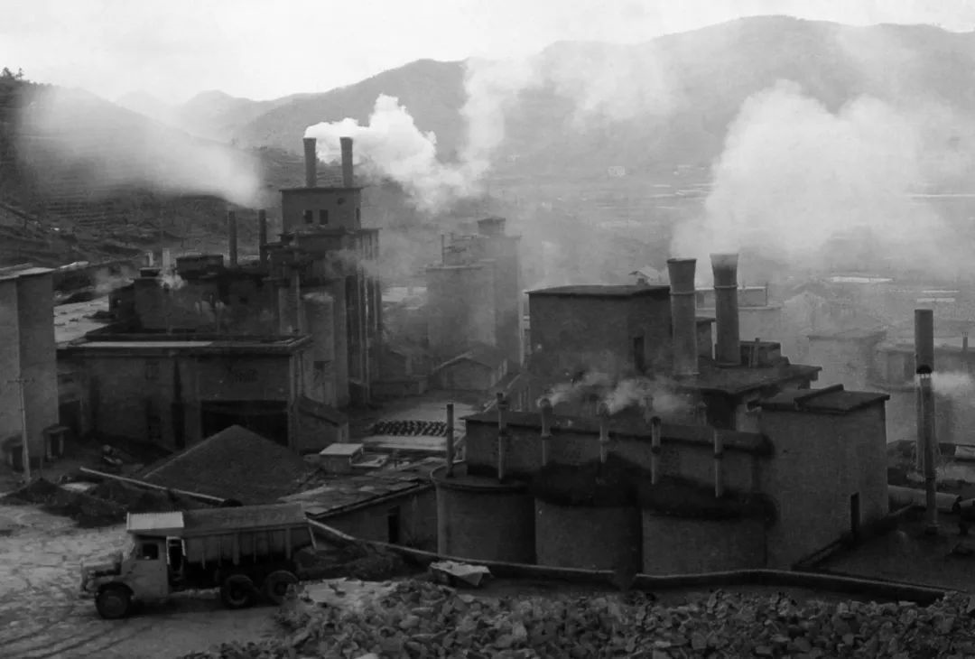 上世紀(jì)80年代，余村開礦山、辦水泥廠。（圖源：安吉縣委宣傳部）