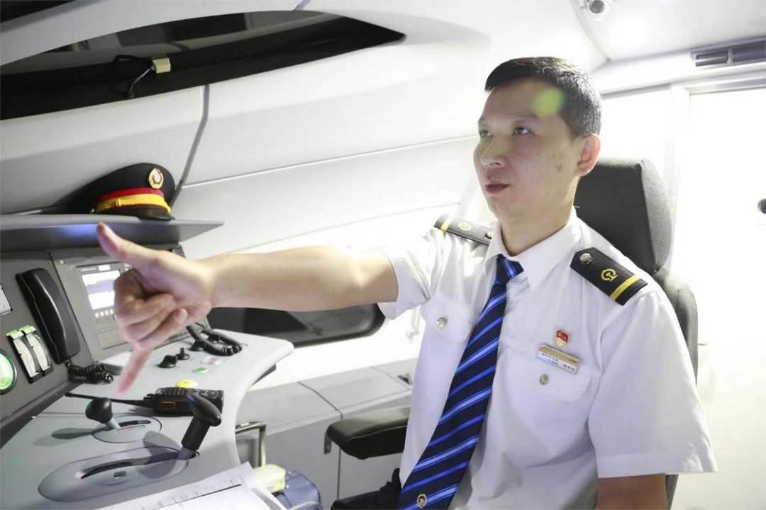 陳承儀駕駛動(dòng)車組列車執(zhí)行標(biāo)準(zhǔn)作業(yè)。陳巍攝