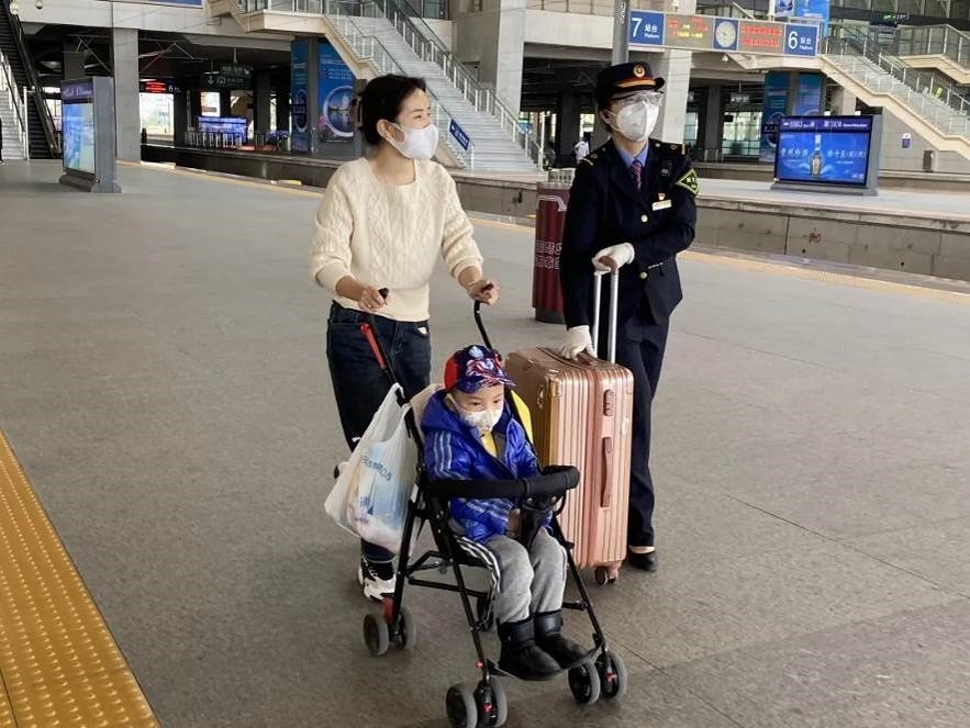 鄭海珠在站臺(tái)上引導(dǎo)旅客乘車。南昌鐵路供圖