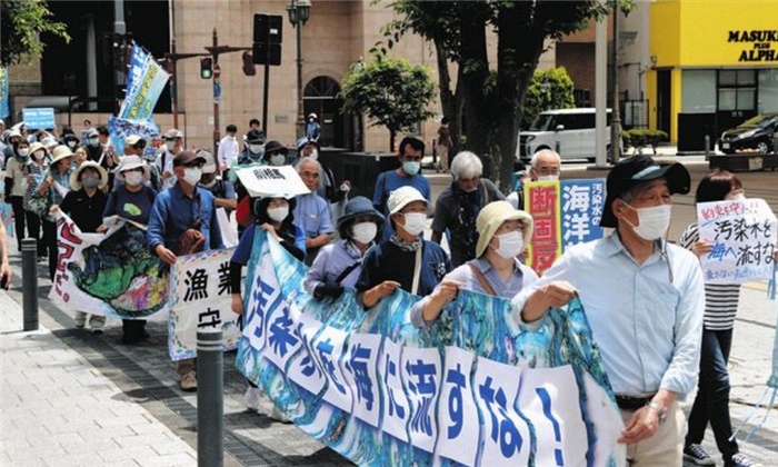6月20日，日本民眾在福島縣政府周圍舉行抗議活動(dòng)，強(qiáng)烈反對(duì)核污水排海計(jì)劃。（圖片來源：《東京新聞》）