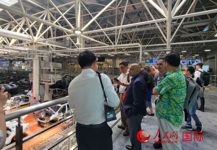 外媒記者在廣汽埃安車(chē)間參觀。人民網(wǎng) 寧玉瑛攝