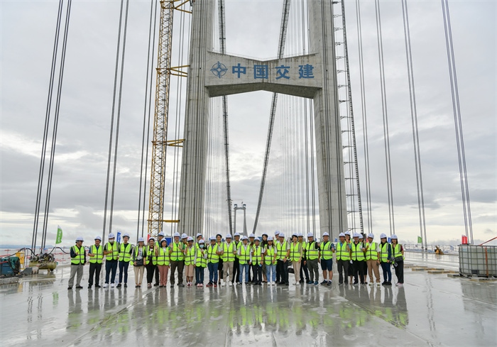 瀾湄六國媒體記者代表在建設(shè)中的深中通道伶仃洋大橋施工現(xiàn)場合影。（中交集團供圖）