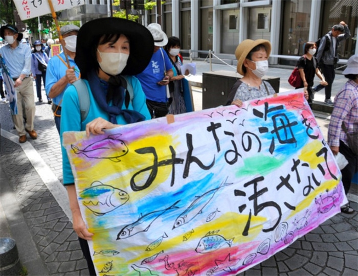 2023年6月20日，日本民眾在福島縣政府周圍舉行抗議活動(dòng)，強(qiáng)烈反對(duì)核污水排海計(jì)劃，呼吁保護(hù)漁業(yè)資源。圖片來(lái)源：《朝日新聞》