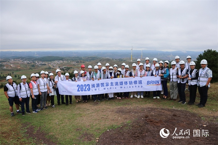 瀾湄記者團(tuán)在富源西風(fēng)電基地合影留念。人民網(wǎng) 李發(fā)興攝