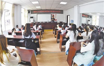 圖②：法院干警向參加活動(dòng)的學(xué)生和家長講解暑假安全教育知識(shí)。