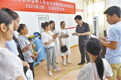  圖③：法院干警現(xiàn)場(chǎng)指導(dǎo)鄉(xiāng)村“代理家長”如何正確管護(hù)留守兒童。