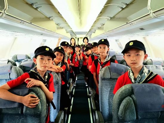 文縣東壩童聲合唱團(tuán)的孩子們在飛機上。