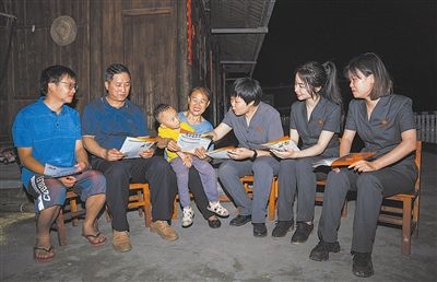 “法治屋場會”上，法院黨員志愿服務(wù)隊在給種植戶普及法律知識。