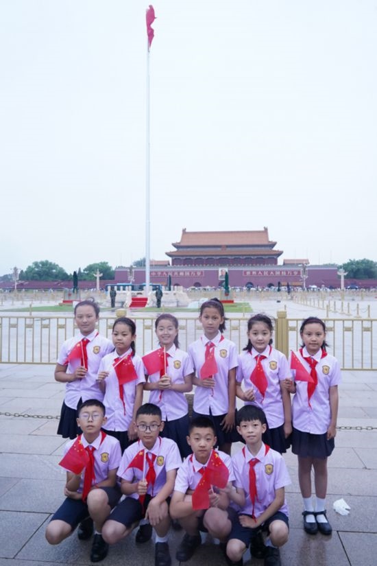 文縣東壩童聲合唱團(tuán)的孩子們在天安門廣場合影。