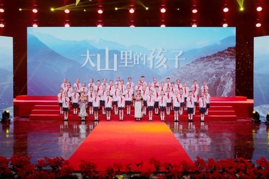 文縣東壩童聲合唱團(tuán)的孩子們在甘肅廣播電視總臺青少頻道錄節(jié)目。
