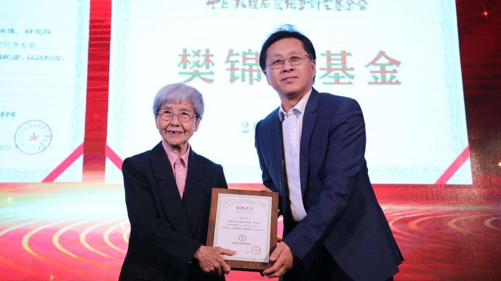 國家文物局黨組成員、副局長解冰（右）為樊錦詩（左）頒發(fā)捐贈證書。新華社記者張睿 攝
