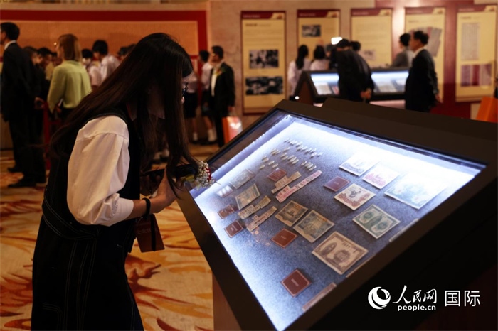 觀眾在“三江出海 一紙還鄉(xiāng)”僑批歷史文化展上觀賞展品。人民網(wǎng)記者楊一攝
