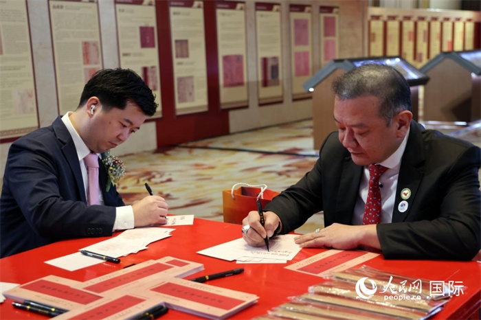 觀眾在展覽現(xiàn)場設(shè)置的體驗(yàn)區(qū)手寫“批信”。人民網(wǎng)記者楊一攝
