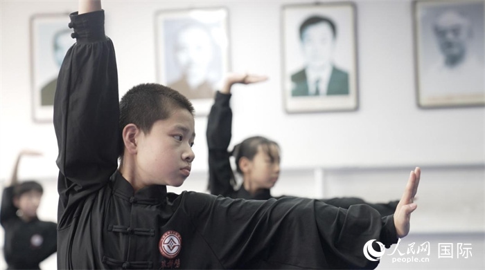 正在練習(xí)劈掛拳的武術(shù)學(xué)童。人民網(wǎng)記者 袁蒙攝