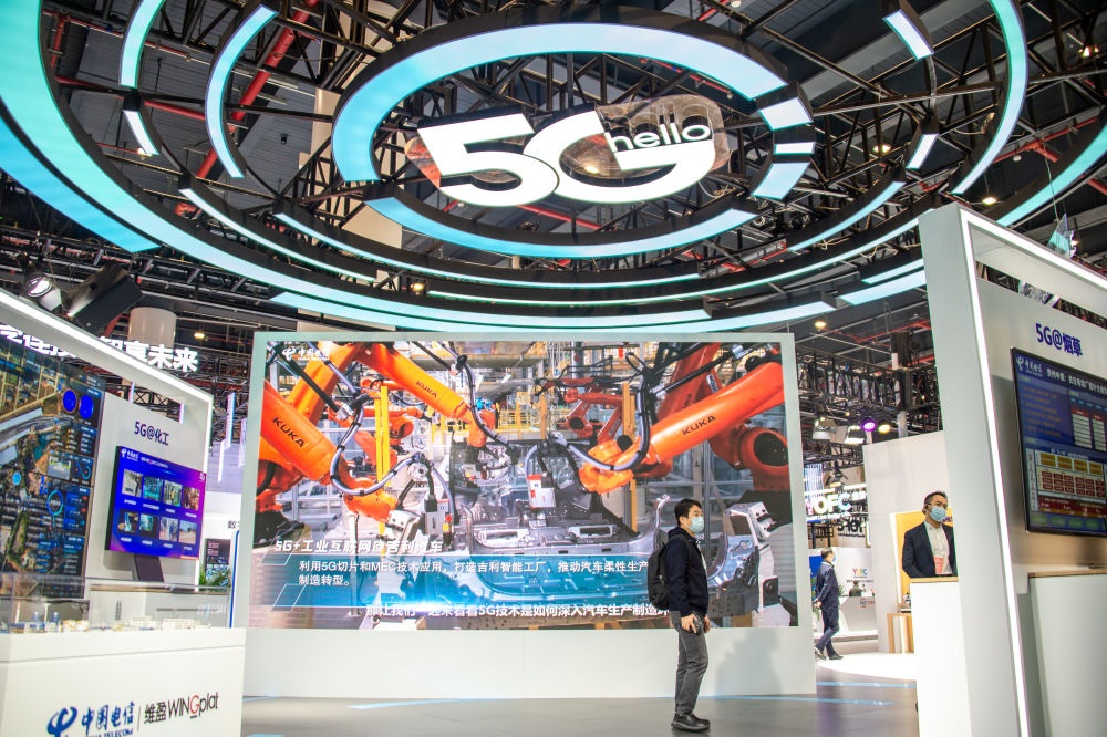 在位于湖北省武漢市的中國光谷科技會展中心拍攝的“5G+工業(yè)互聯(lián)網(wǎng)成果展”現(xiàn)場（2021年11月20日攝）。新華社記者 伍志尊 攝