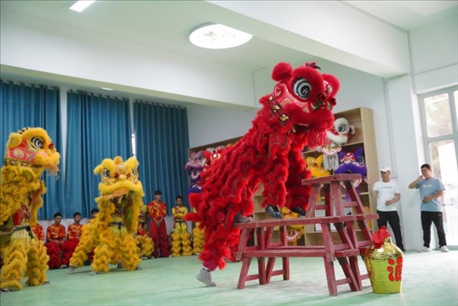 開(kāi)課儀式現(xiàn)場(chǎng)，疏附縣第一中學(xué)舞獅隊(duì)的醒獅表演。
