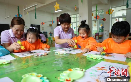在肥西縣山南鎮(zhèn)中心幼兒園，孩子們在老師的指導(dǎo)下作畫。陳家樂 攝