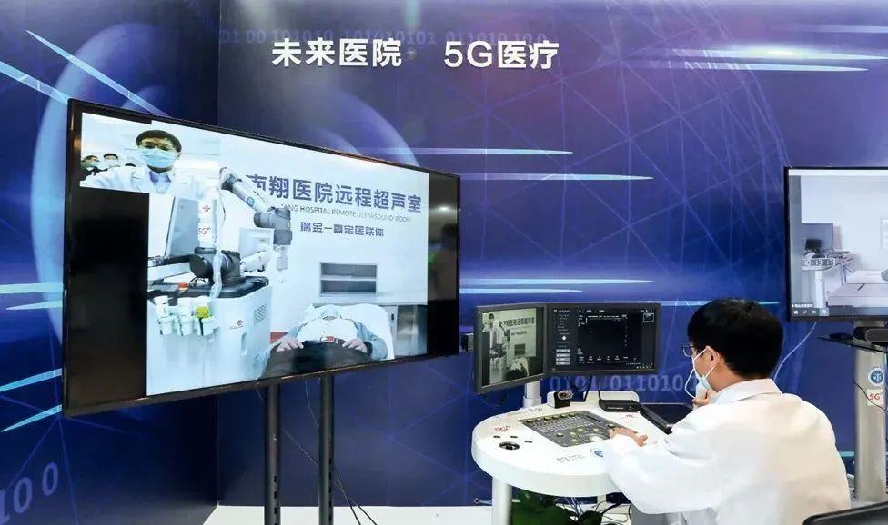 2021年5月7日，上海瑞金醫(yī)院，醫(yī)生通過遠程控制5G機械臂為病人做B超。