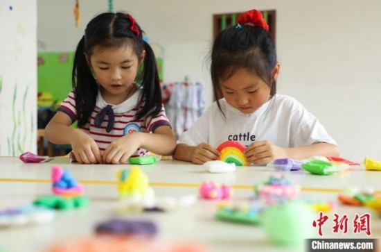 在肥西縣山南鎮(zhèn)中心幼兒園，孩子們在做彩色泥塑。陳家樂 攝