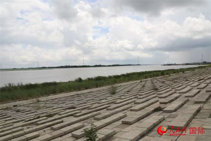 孟加拉國(guó)帕德瑪大橋河道整治工程北岸整治區(qū)域長(zhǎng)1.5千米，南岸長(zhǎng)11.5千米，是目前世界上規(guī)模最大的河道整治工程。人民網(wǎng)記者 孫廣勇攝