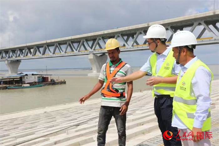 孟加拉國(guó)帕德瑪大橋河道整治工程北岸整治區(qū)域長(zhǎng)1.5千米，南岸長(zhǎng)11.5千米，是目前世界上規(guī)模最大的河道整治工程。人民網(wǎng)記者 孫廣勇攝