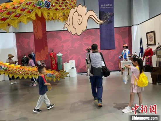 市民參觀展覽。祝歡 攝