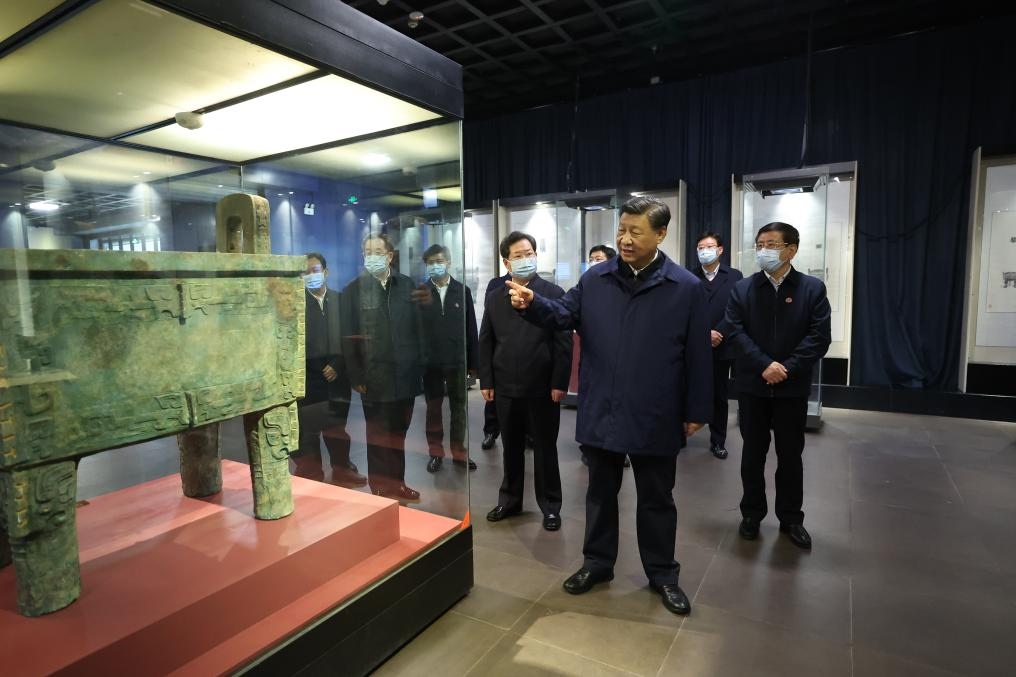 2022年10月26日至28日，中共中央總書記、國家主席、中央軍委主席習近平在陜西省延安市、河南省安陽市考察。這是28日下午，習近平在安陽市殷墟博物館考察。新華社記者 鞠鵬 攝
