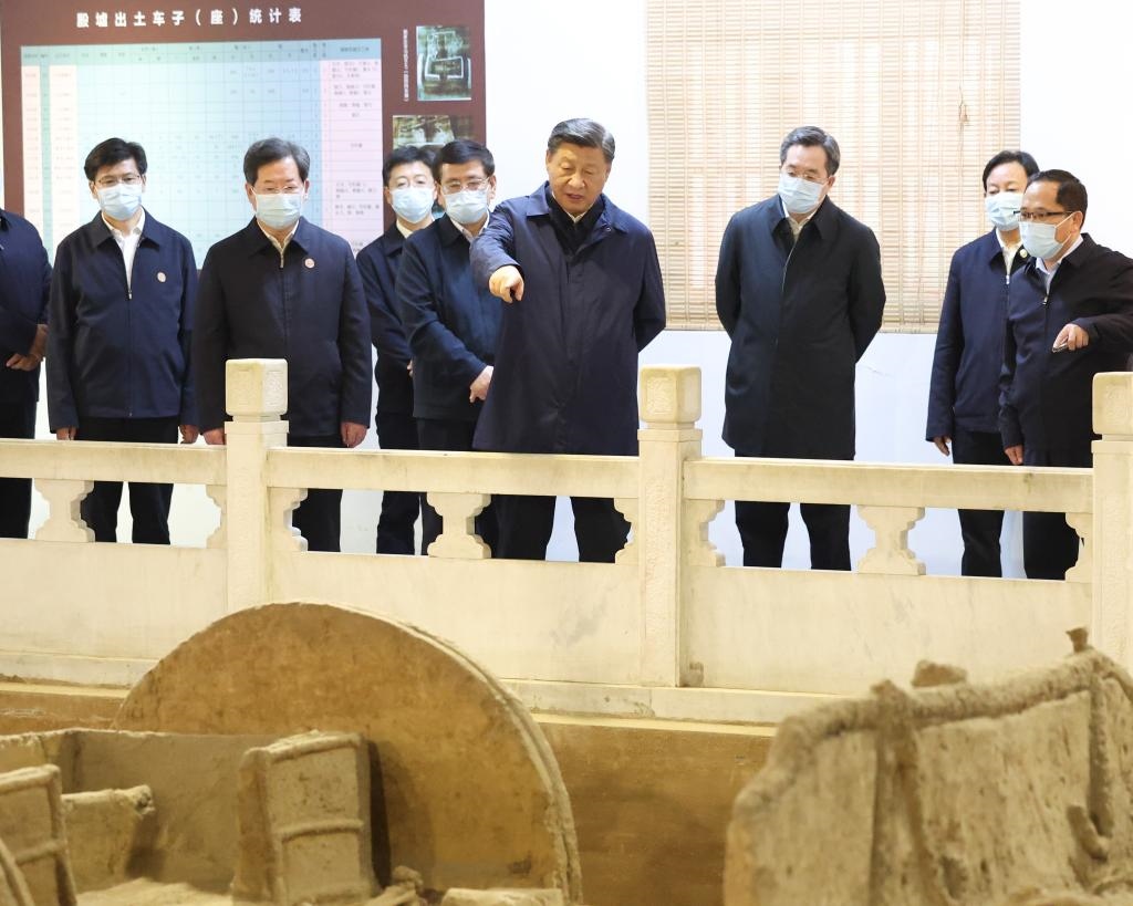 2022年10月26日至28日，中共中央總書記、國家主席、中央軍委主席習近平在陜西省延安市、河南省安陽市考察。這是28日下午，習近平在安陽市殷墟遺址考察。新華社記者 丁林 攝