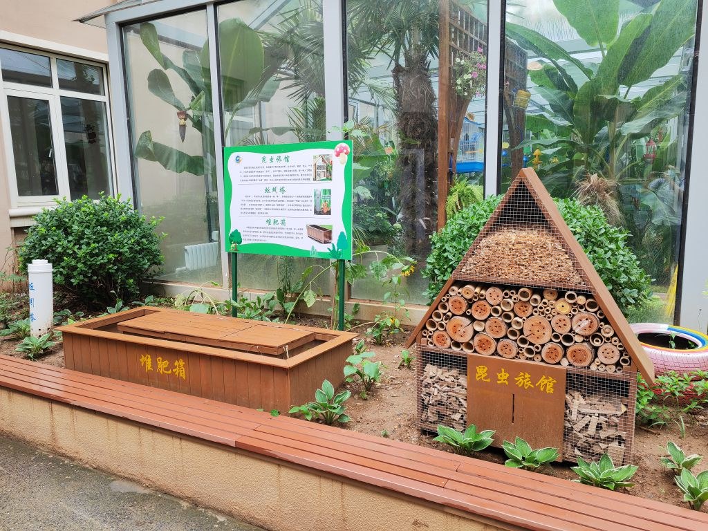 7月14日，大連市甘井子區(qū)實(shí)驗(yàn)小學(xué)“識(shí)嫣園”里的堆肥箱。新華社記者張博群攝