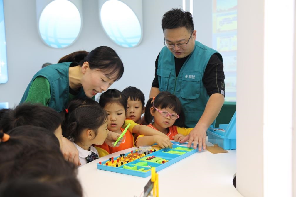 7月12日，浙江寧波奉化區(qū)實(shí)驗(yàn)小學(xué)，暑托班孩子學(xué)習(xí)暑期安全用電和節(jié)能知識(shí)。新華社記者張璇攝