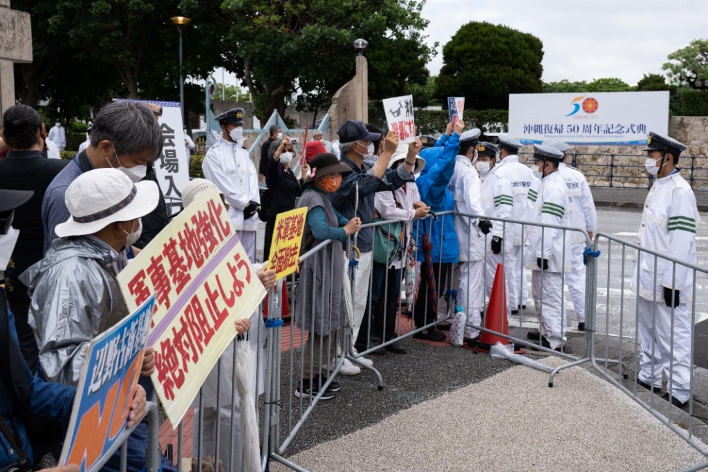 2022年5月15日，在日本沖繩，人們在沖繩回歸日本本土50周年紀念儀式現(xiàn)場外抗議。新華社記者張笑宇攝