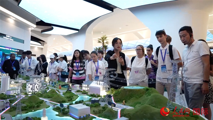“上合小記者”在華為北京研究院參觀。實(shí)習(xí)生 方明軒攝