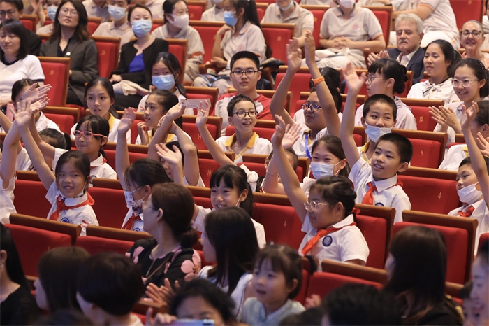 觀看演出的中小學生。中外語言交流合作中心供圖